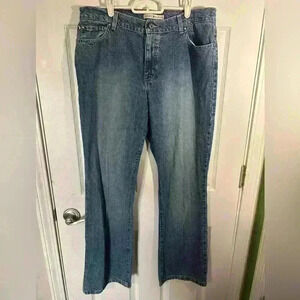 Vintage Tommy Hilfiger Jeans Womens 14. Slight bootcut. Medium/light blue wash.